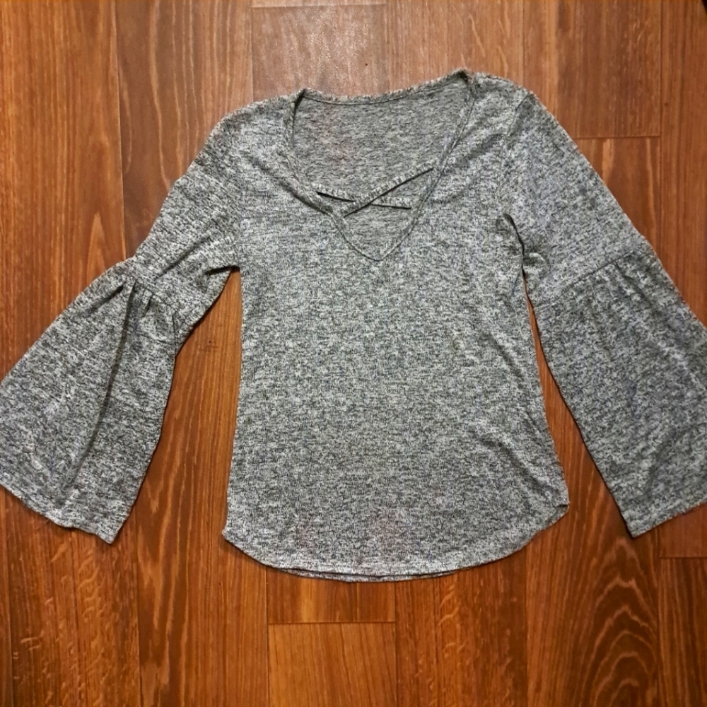 Powder Blue Brand  Heather Gray V Neck, Bell Sleeve Soft Fitted Top Sz Small
